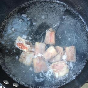 排骨入沸水中煮烫20分钟，至8成熟