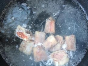 排骨入沸水中煮烫20分钟，至8成熟