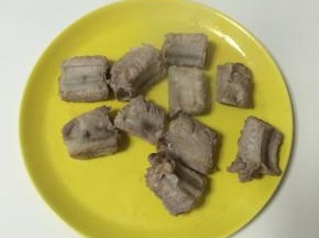 煮好的排骨捞出沥干水分