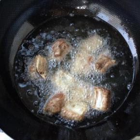 入油锅略炸呈金黄硬噶即捞出