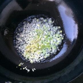 锅内留底油，放入葱姜蒜爆香
