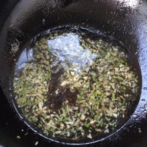 加入适量的水，放入精盐、白糖、醋、料具、酱油等