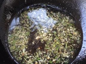 加入适量的水，放入精盐、白糖、醋、料具、酱油等