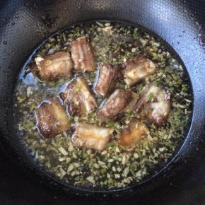 将排骨放入，烹干水分即可出锅