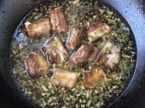 将排骨放入，烹干水分即可出锅