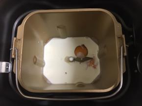 面包机里按照配方的量先放入液体。