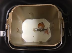 面包机里按照配方的量先放入液体。