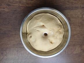 面团发酵是原来面团的1.5倍或者2倍，手指蘸面粉，戳入面团，面团不回缩即可。
因为时间不够，我是把面团放在冰箱里冷藏室里低温发酵的。