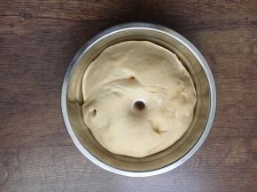 面团发酵是原来面团的1.5倍或者2倍，手指蘸面粉，戳入面团，面团不回缩即可。
因为时间不够，我是把面团放在冰箱里冷藏室里低温发酵的。