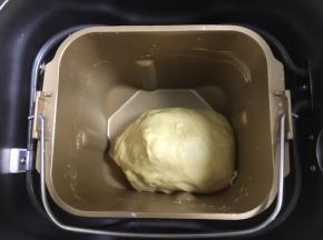 面包机和好的面团，面团较干，不用出筋膜。和好的面团放在面包机里发酵。