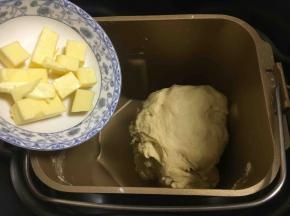 工作十分钟后放入软化好的黄油，然后面包机继续和面约20分钟。