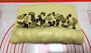 从有三果的一边卷起，卷的时候要紧些。