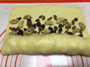 从有三果的一边卷起，卷的时候要紧些。