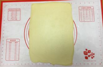 把面团擀成长方形。