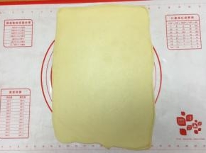 把面团擀成长方形。