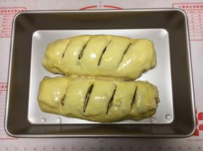 用小刀在大面包表面割4刀，割的深度要深些。