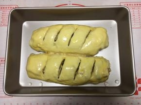 用小刀在大面包表面割4刀，割的深度要深些。