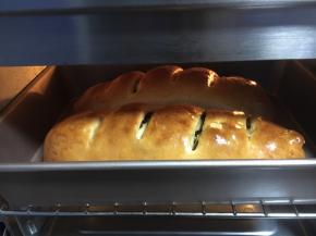 面包烤到20分钟后很易上色，请随时注意观察大面包的颜色，颜色满意后就盖上锡纸。