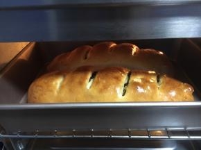 面包烤到20分钟后很易上色，请随时注意观察大面包的颜色，颜色满意后就盖上锡纸。