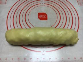 卷好的三果大面包，把粘合的封口放在下边。