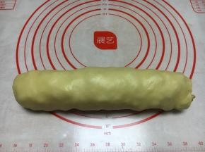 卷好的三果大面包，把粘合的封口放在下边。