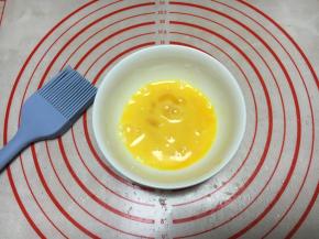 准备好少许的全蛋液。