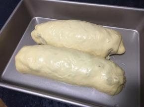 大面包发酵至原来的2倍即可。 此时烤箱预热，烤箱上下管加热，温度为170度。