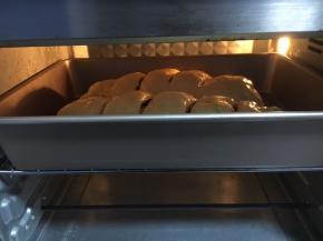 放入烤箱中层，烤约30分钟左右。