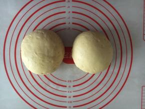 把面团平均分成2份。