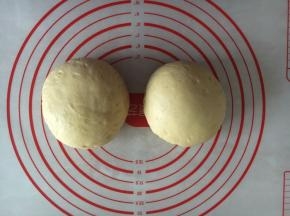 把面团平均分成2份。