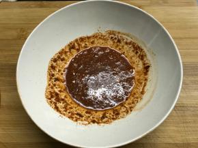 香辣腌料用水调成糊。