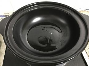 锅中倒入适量的油。