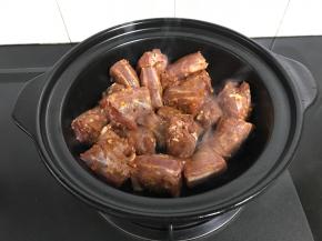 把腌制好的鸭脖放入锅中把调料基本炒干。