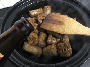 倒入适量料酒。