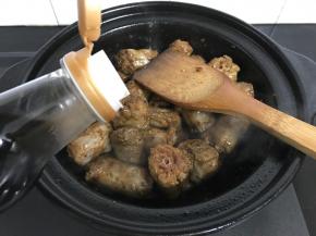 加入1大勺生抽炒匀。