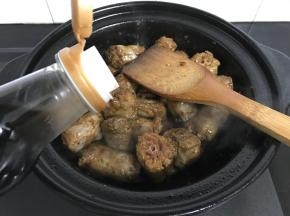 加入1大勺生抽炒匀。