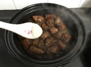 最后加适量的糖调味后即可出锅。