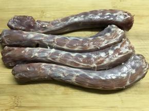 冰鲜鸭脖买回来后去除筋膜。