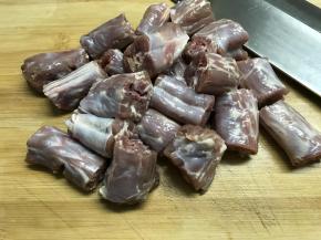 用刀剁成小段。