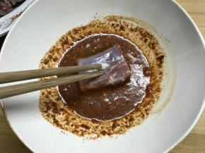 把鸭脖子都沾上调料。