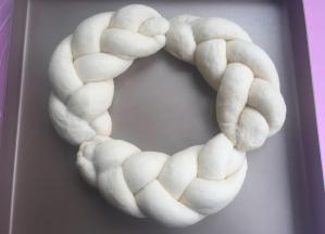 放入烤盘围起来。入烤箱35--40度发酵