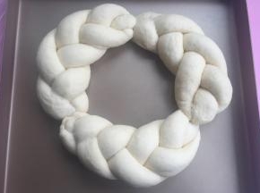 放入烤盘围起来。入烤箱35--40度发酵