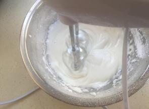 辅料里的蛋清分次加入细砂糖打发到粘稠。装入裱花袋