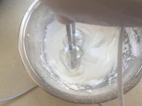 辅料里的蛋清分次加入细砂糖打发到粘稠。装入裱花袋