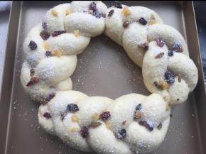 发酵到1.5-2倍，涂蛋黄液，撒椰蓉和果干