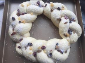 发酵到1.5-2倍，涂蛋黄液，撒椰蓉和果干