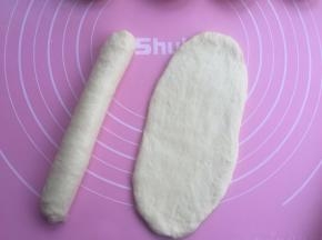 然后擀成椭圆形，卷成条状