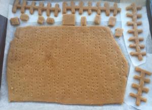 做好栏杆，多出来的做底座。烤箱预热180度，烤20分钟