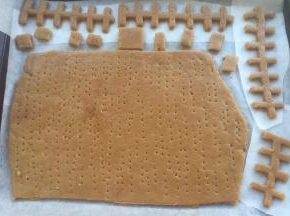 做好栏杆，多出来的做底座。烤箱预热180度，烤20分钟