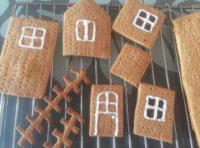 在冷却的饼干上先挤好门框